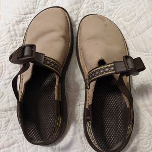 Chaco clogs/mules